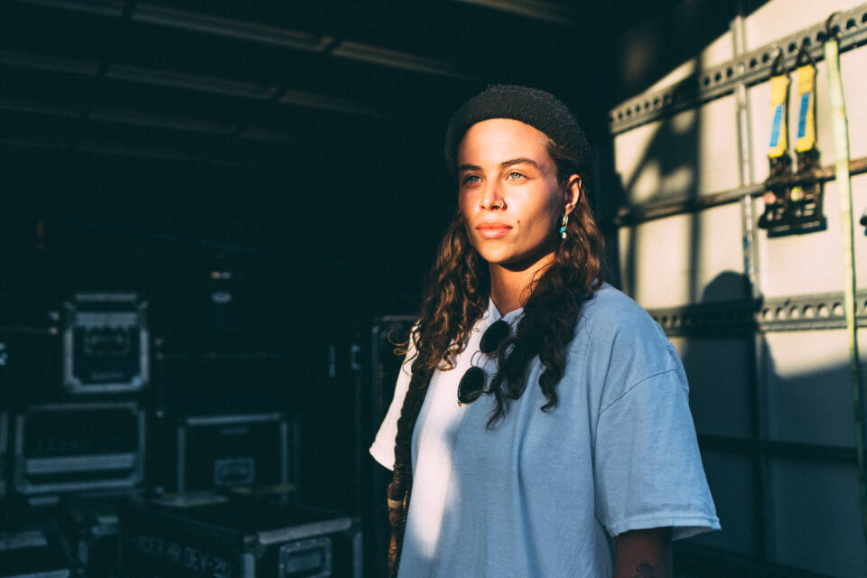 Tash Sultana Impressiona Pelos Motivos Certos – Monkeybuzz